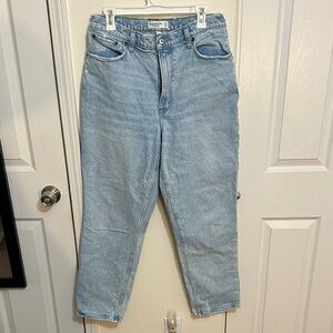 Abercrombie & Fitch 

The ‘90s Straight Ultra High Rise in Curve Love

31/12R
